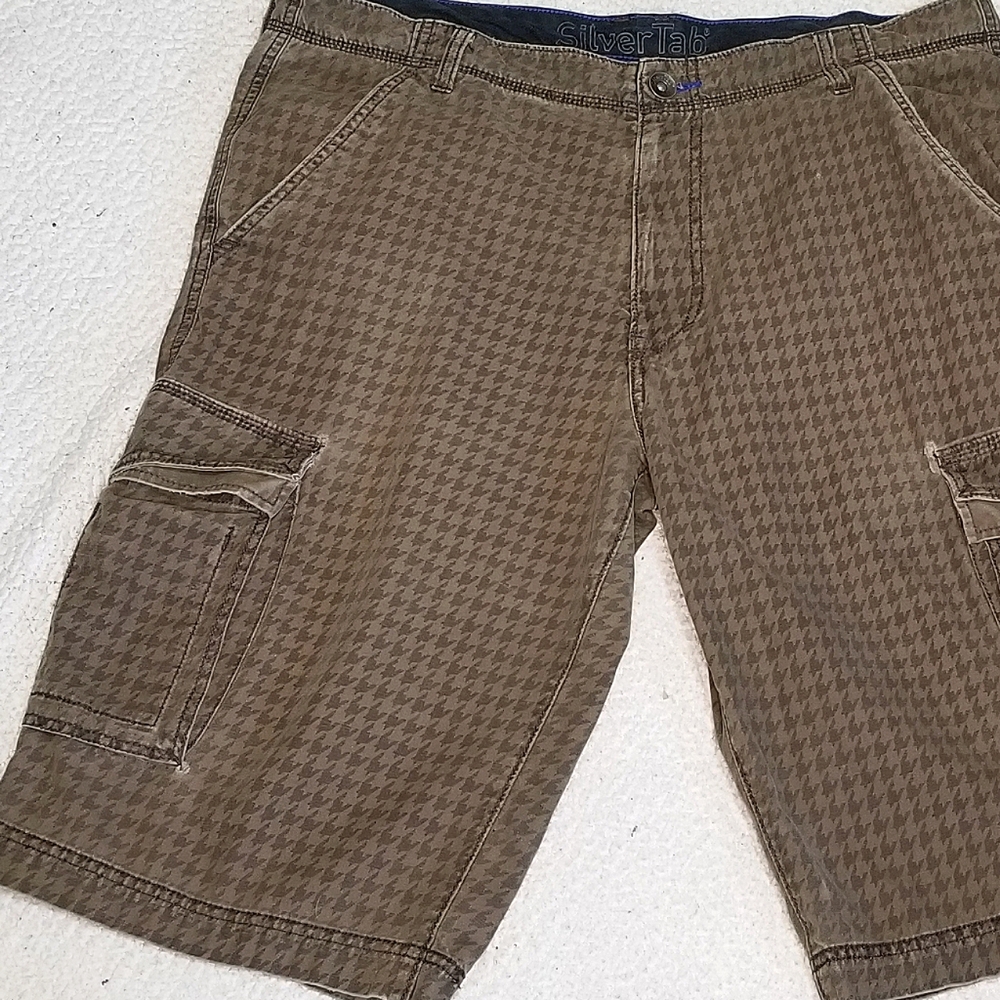 Vintage Y2K Levi's Silvertab Baggy Brown Houndstooth Print Cargo Shorts- Size 38